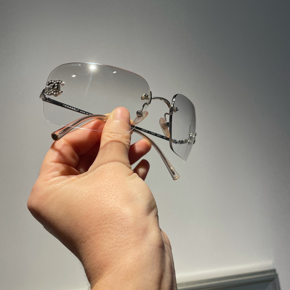🤍 𝑪𝑯𝑨𝑵𝑬𝑳 Vintage Sunglasses. Crystal cc’s. - Picture 3 of 10